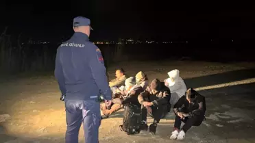 Yakalanan göçmenler sahilde kontrol altında