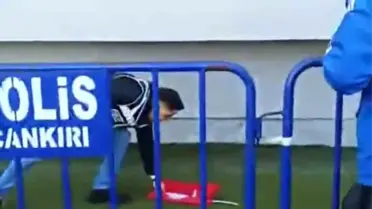 Polisin bayrağı kaldırdığı anın fotoğrafı