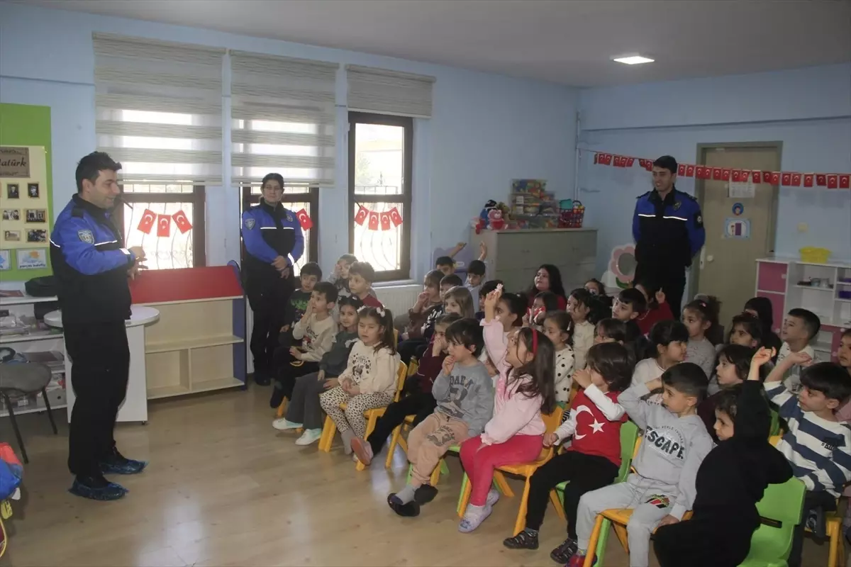 Amasya’da Polisler, Anaokulu Çocuklarına Güvenlik ve Trafik Bilinci Aşılıyor