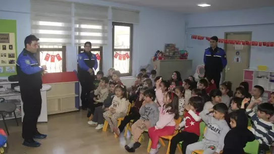 Amasya’da Polisler, Anaokulu Çocuklarına Güvenlik ve Trafik Bilinci Aşılıyor