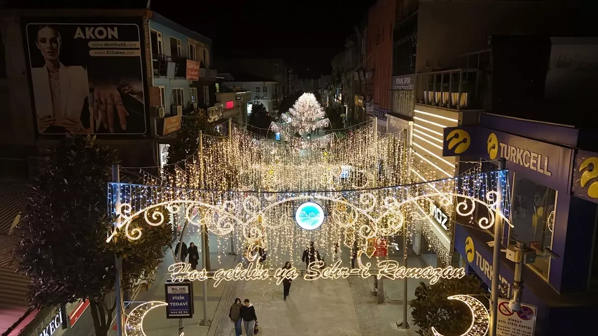 Adapazarı Çark Caddesi'nde Ramazan Işıklarıyla Büyüleyici Atmosfer