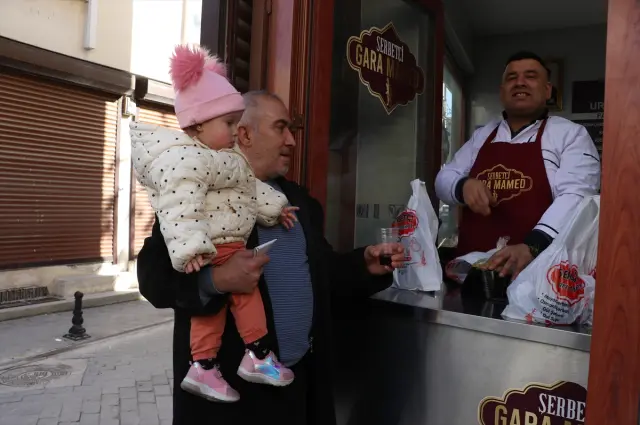 Şerbet satışı yapan tezgah