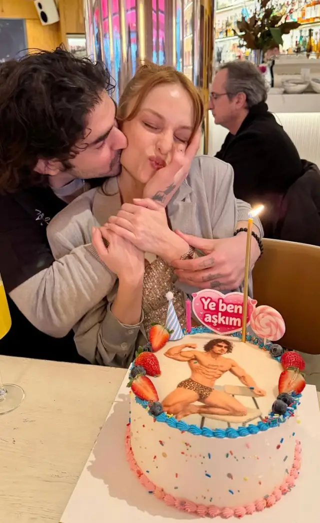 Pastanın detaylı süslemeleri