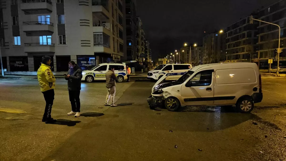 Çorum’da Hafif Ticari Araç ve Otomobil Çarpıştı: 3 Yaralı
