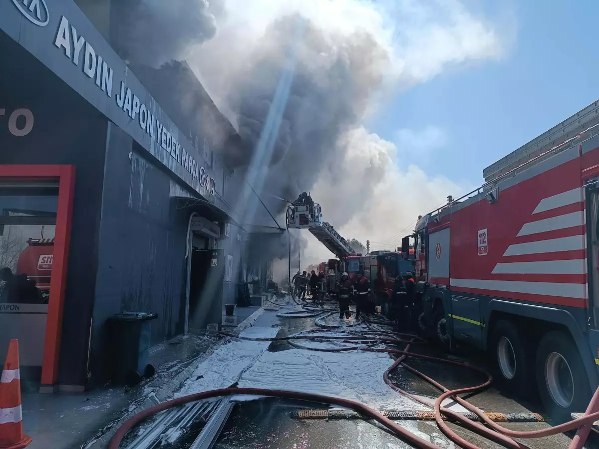 Buca’da Yedek Parça Dükkanını Saran Yangın Hızla Kontrol Altına Alındı