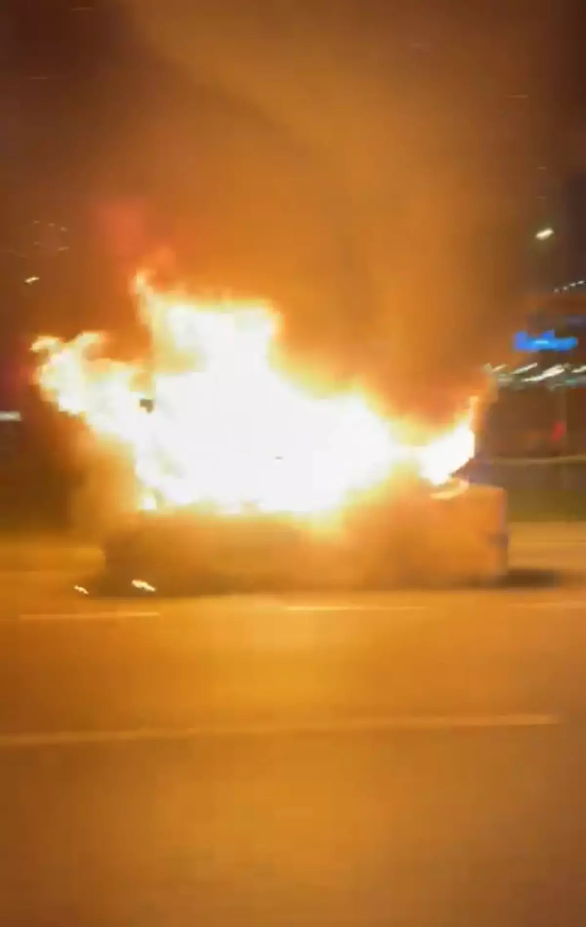 Kartal’da Seyir Halindeki Araç Yangını Hızla Kontrol Altına Alındı