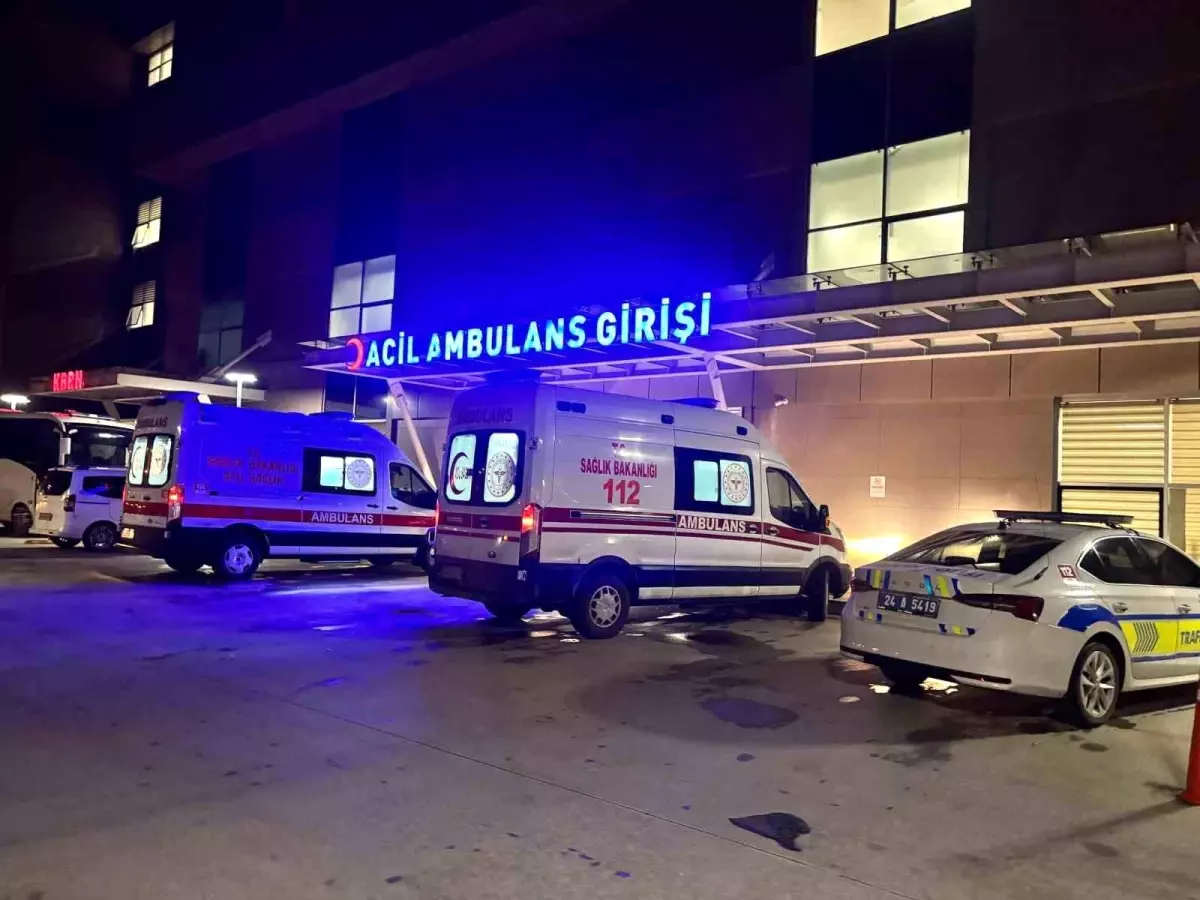 Erzincan’da Askeri Personel ve Motosiklet Sürücüsü Çarpıştı: 2 Yaralı