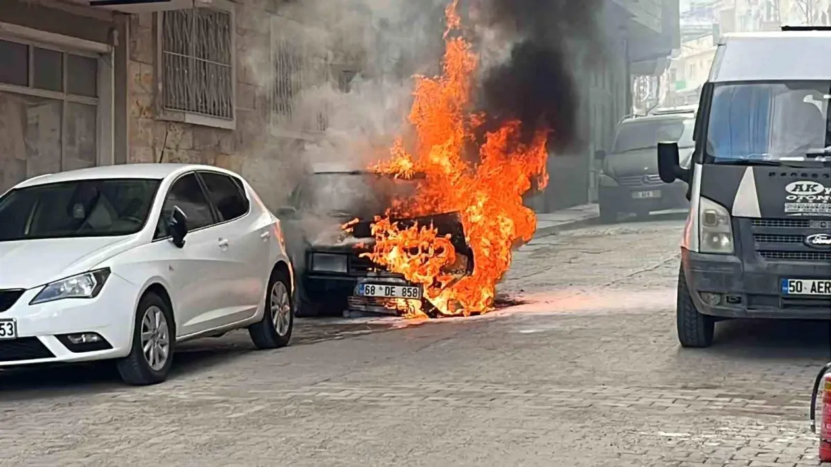 Yanıcı otomobilin yanması sonrası dumanlar