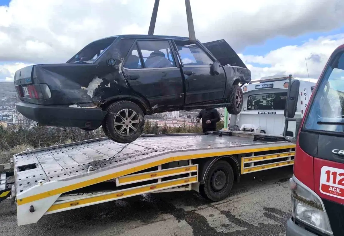 Yozgat'ta Otomobil Mezarlığa Çarptı: İki Yaralı