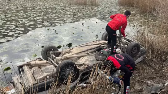 Kaza sonrası gölde kalan otomobil