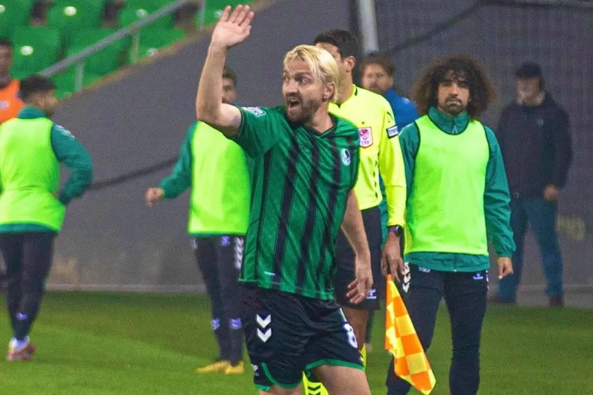 Caner Erkin'in Sakaryaspor'daki Kırmızı Kart Serisi: 12 Maçta 4 Defa Gözü Kırmızı