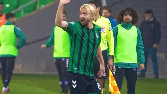 Caner Erkin'in Sakaryaspor'daki Kırmızı Kart Serisi: 12 Maçta 4 Defa Gözü Kırmızı