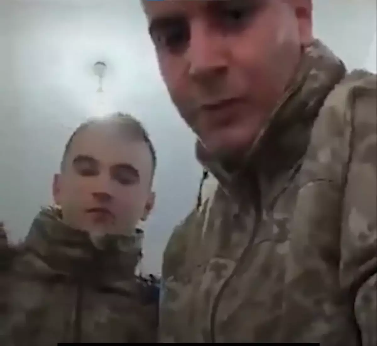 TikTok canlı yayını sırasında asker üniforması giyen iki genç