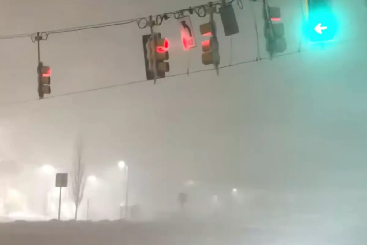 Kar fırtınası sonrası devrilen trafik ışıkları