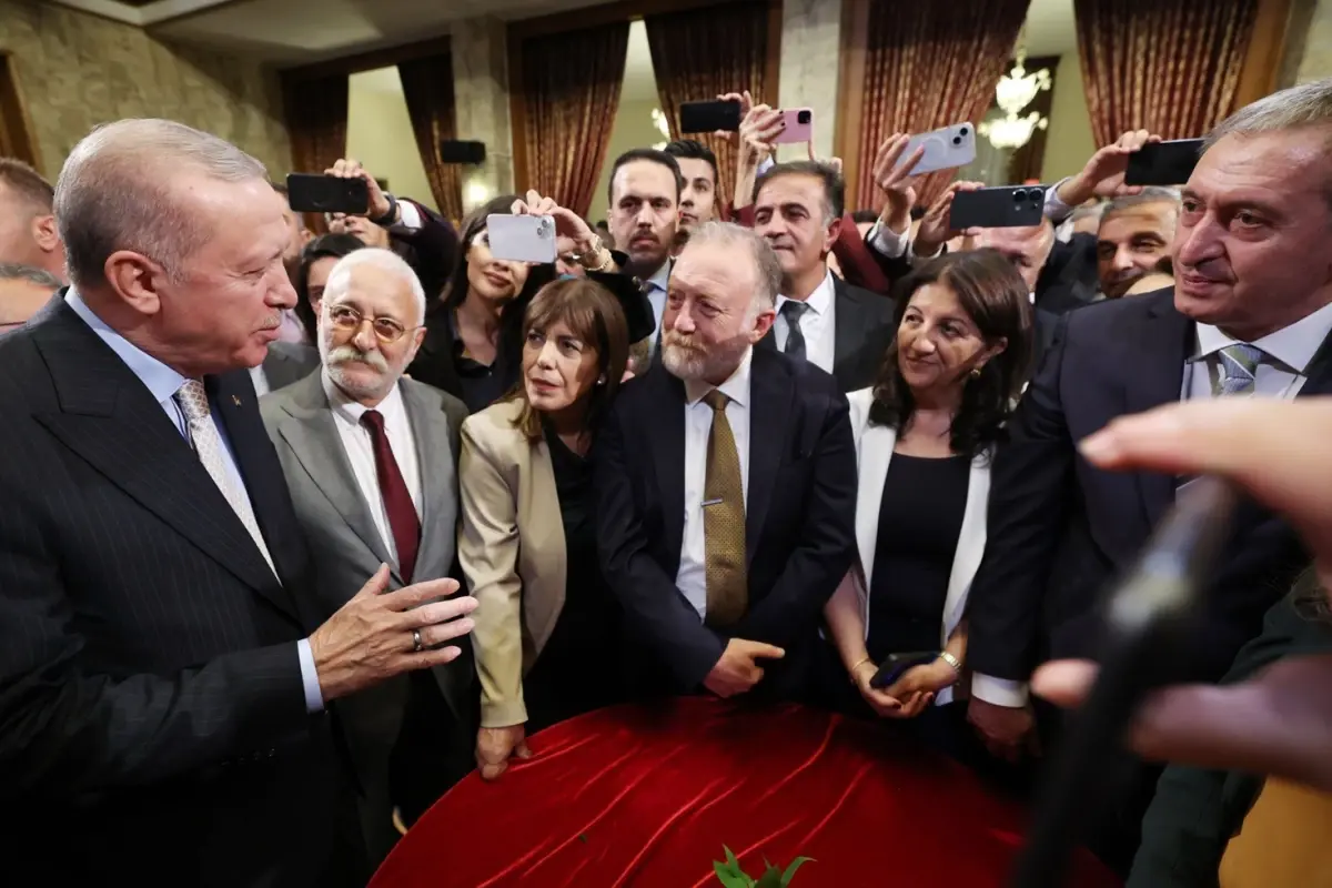 DEM Parti, “Demokratik Cumhuriyet” Adını Taşıyor: Yönetim Yenileniyor