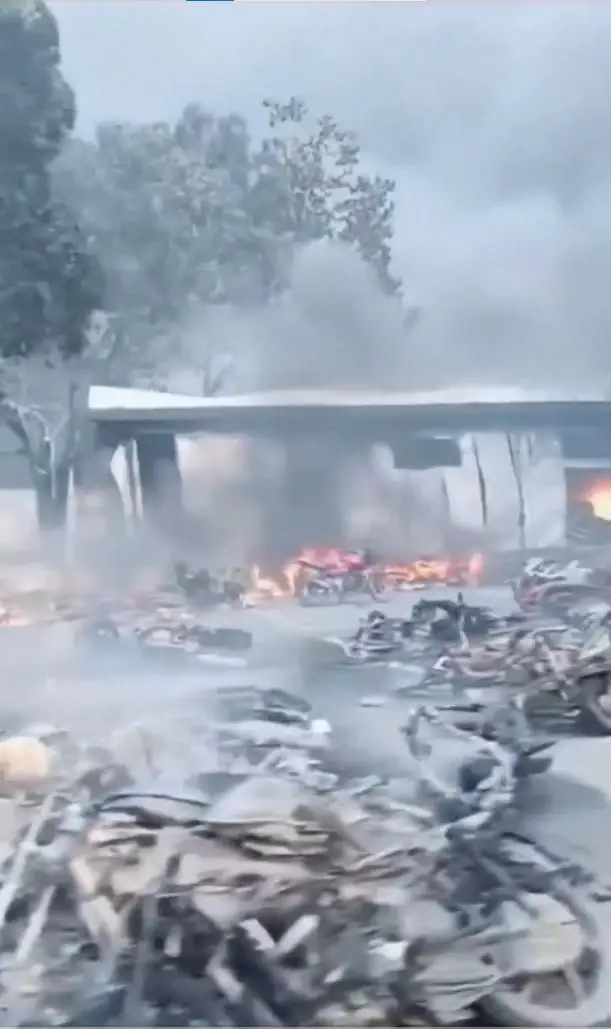 Alevler içinde bir bina