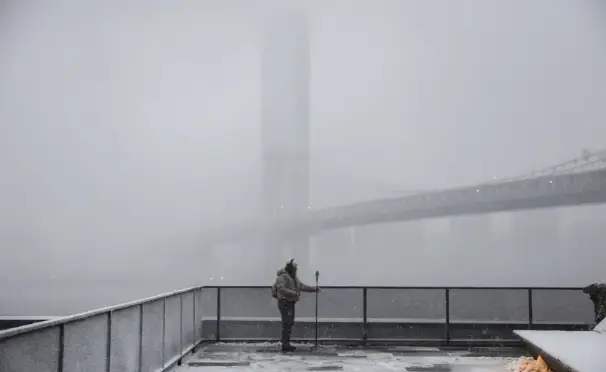 Kapanmış otoyol ve devrilen trafik lambaları