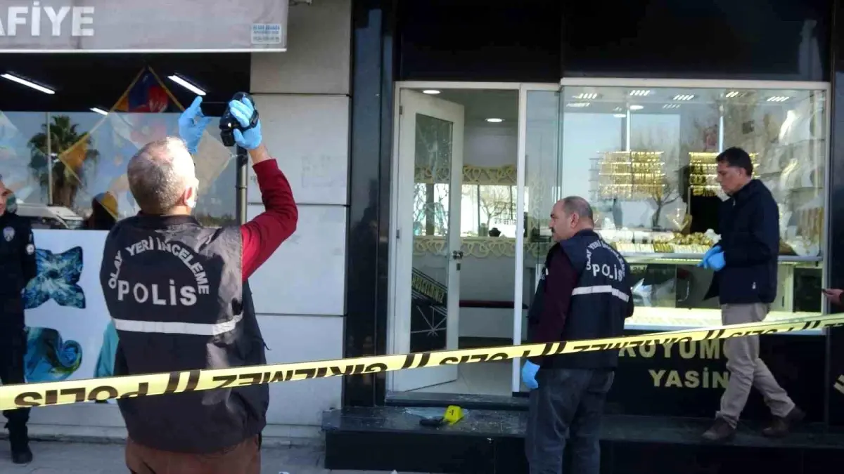 Adana’da Silahlı Kuyumcu Soygunu: Şüpheli 4 Bilezikle Kaçtı
