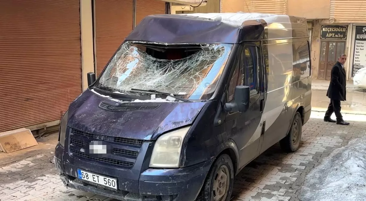 Yüksekova’da 7 Metre Kar Kütlesi Minibüsü Vurdu: Şans Esası Yaralanma Yok