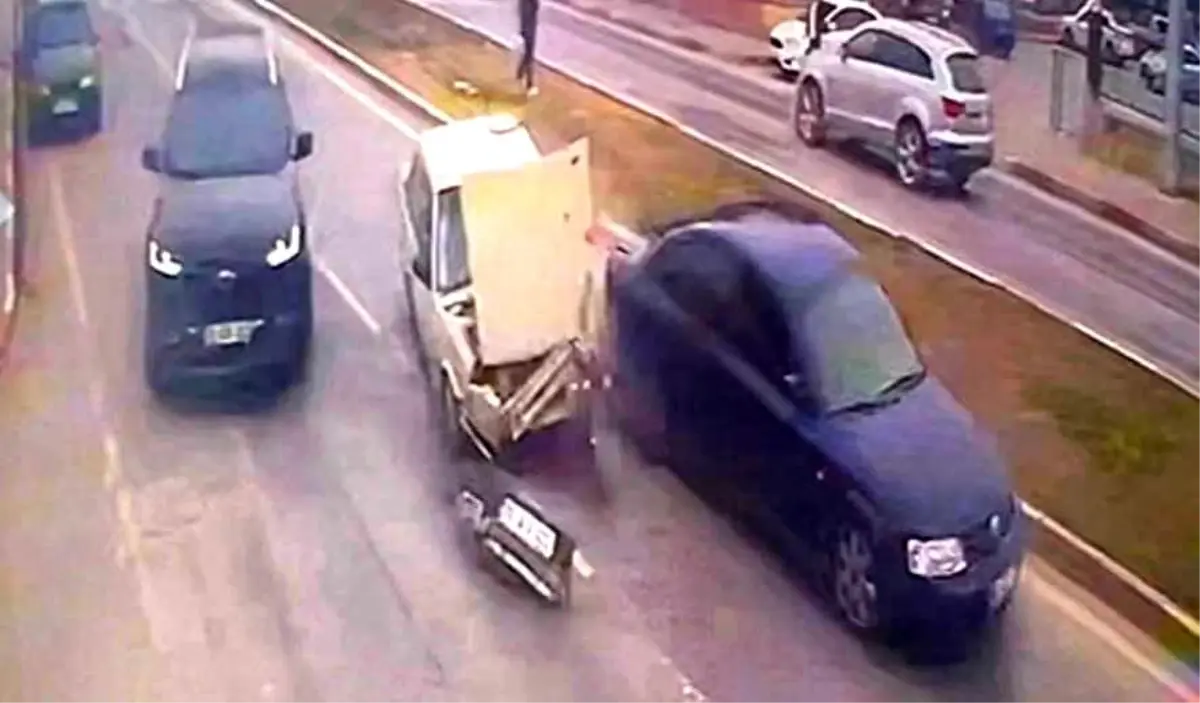 Karaman’da Güvenlik Kamerası Kayıt Altına Aldı: Trafik Kazasında Bir Yaralı