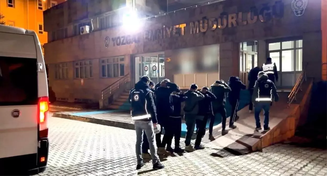 Yozgat'ta 13 Düzensiz Göçmen Yakalandı, 3 Şüpheli Göçmen Kaçakçılığı Suçlamasıyla Tutuklandı
