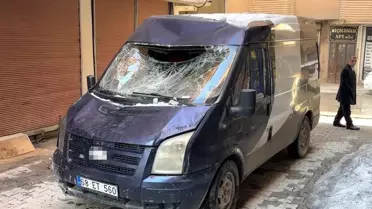 Yüksekova’da 7 Metre Kar Kütlesi Minibüsü Vurdu: Şans Esası Yaralanma Yok