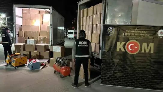 Ele geçirilen makaron ve tütün paketleri