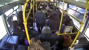 Minibüs şoförü hastaneye yönlendiriyor