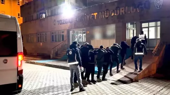 Yakalanan göçmenlerin bulunduğu araç