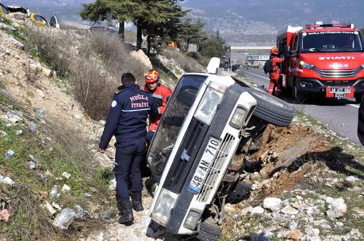 Muğla-Aydın Karayolunda Tofaş Aracının Kontrolden Çıkmasıyla Oluşan Kazada Vatandaş İtfaiye Ekipleri Tarafından Kurtarıldı