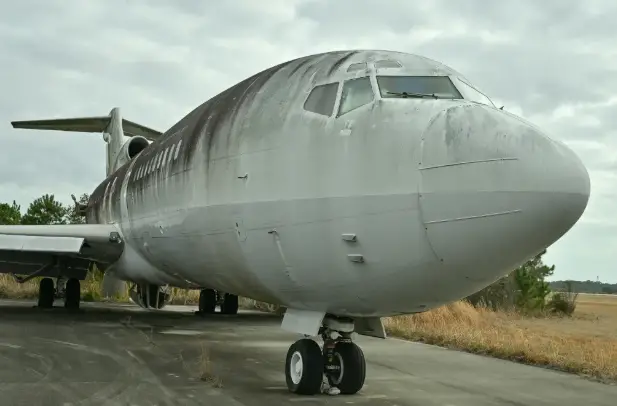 Uçakta bulunan çürümüş eşyalar