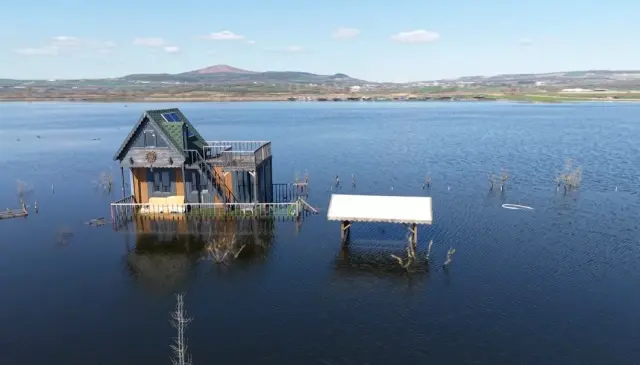 Göl kenarında su birikintisi