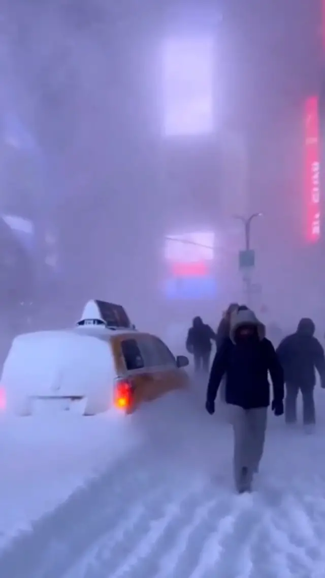 Kar altında durdurulan otobüs