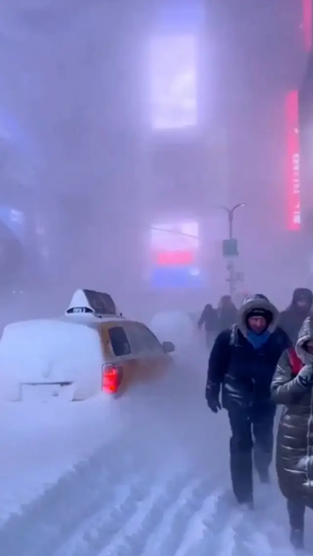 Kar yığınları arasında kalan araç