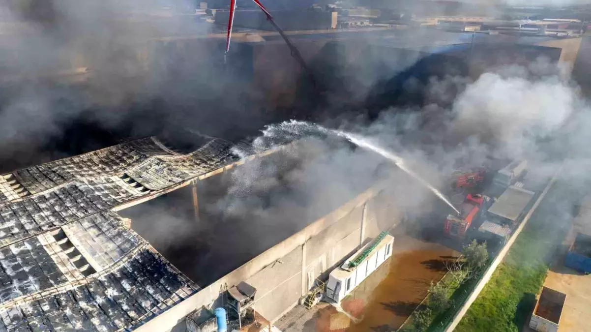 Akhisar Şekerleme Fabrikasındaki Yangın 4 Saatte Kontrol Altına Alındı