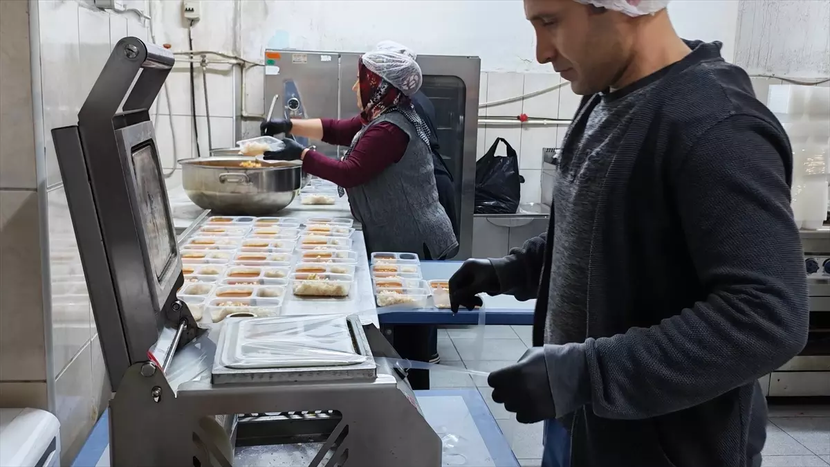 Demirci Belediyesi’nden Ramazan İftar Yardımları Devam Ediyor