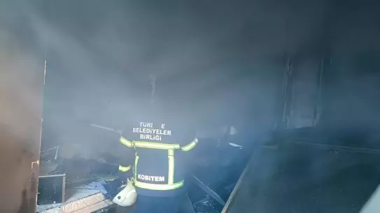 Kars’ta Mobilya Deposunda Çıkan Yangın Kontrol Altına Alındı