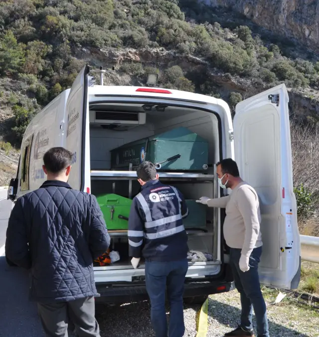 Bahçe sulayan çiftçiler şok içinde