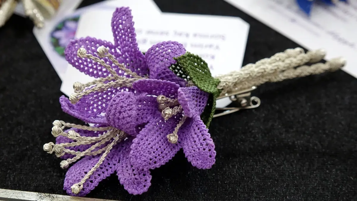 Trabzon’da kadınlar el sanatları üretirken