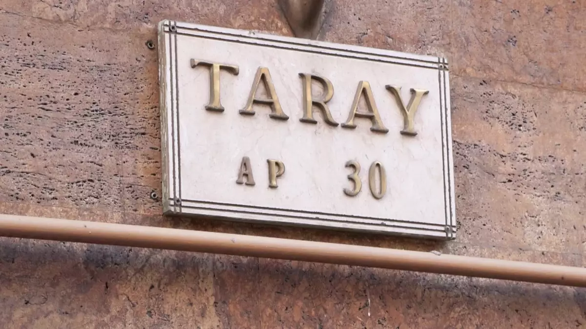 Taray Apartmanı Yıkımına Hazırlık: Orhan Pamuk’un Beyoğlu’ndaki 9 Dairesi Riskli Olarak Belirlendi