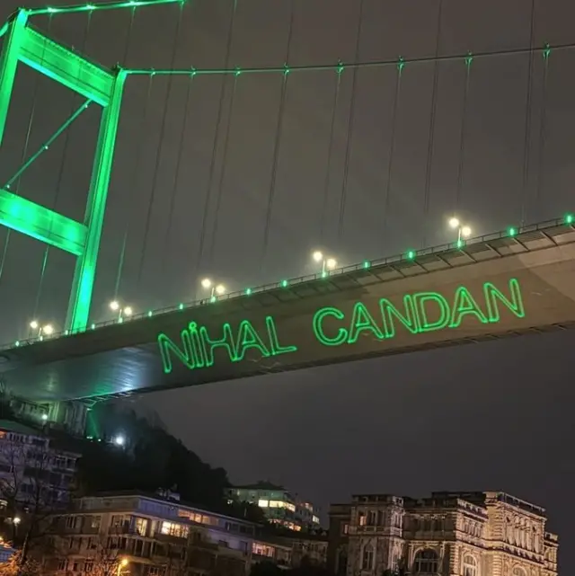 Köprüde beliren yeşil ‘NİHAL CANDAN’ yazısı