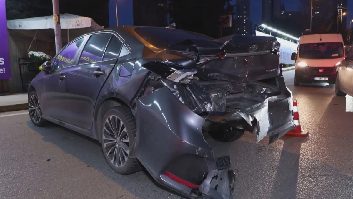 Ataşehir'de Zincirleme Trafik Kazası: Baygın Sürücü 5 Aracı ve Motokuryeyi Çarptı
