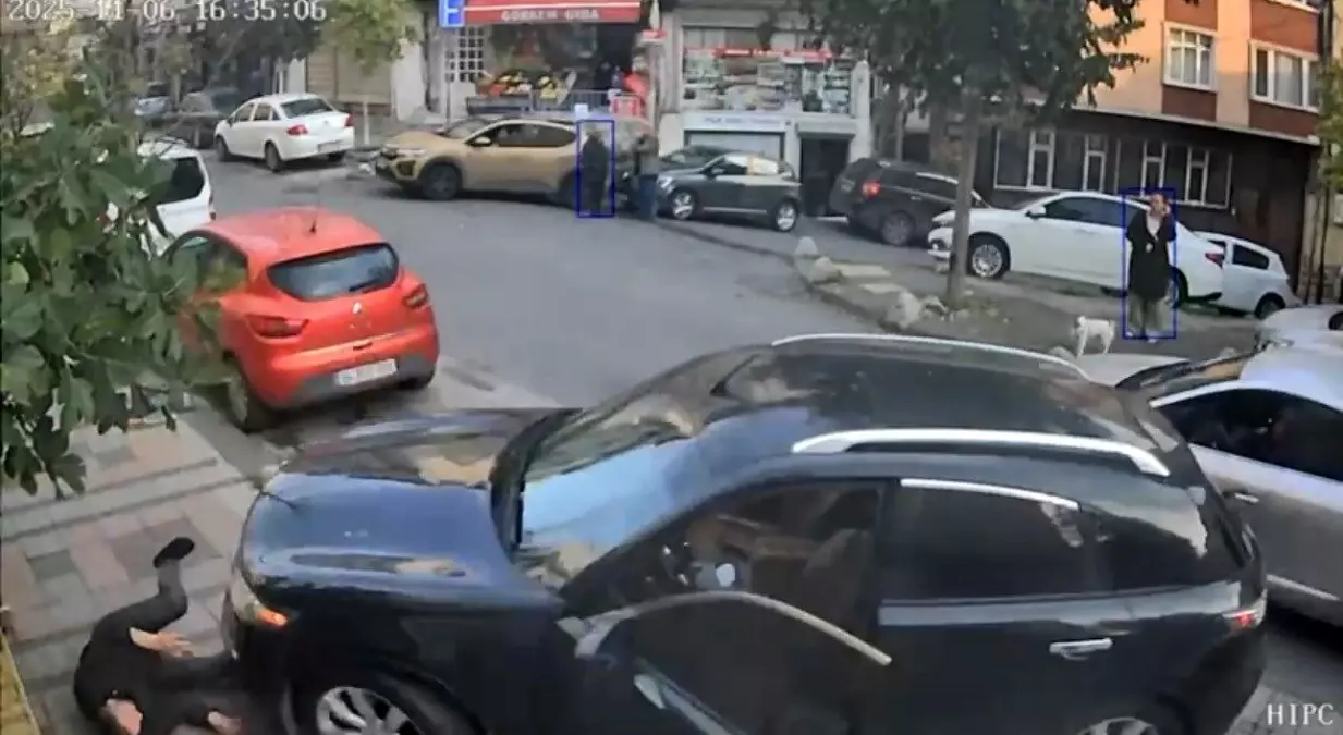 Kağıthane'de Sürücüsüz Araç Geri Manevrası Sonucu Zincirleme Çarpışma