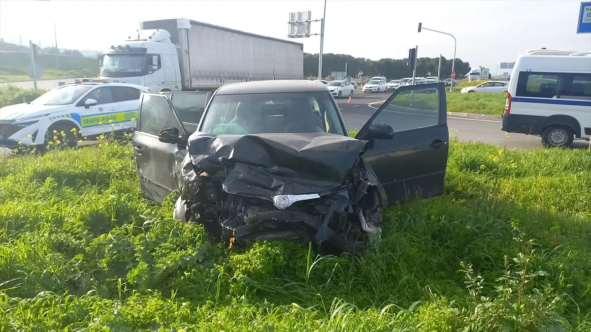Manisa Şehzadeler'de İki Otomobil Çarpıştı: Sürücüler Hastaneye Kaldırıldı