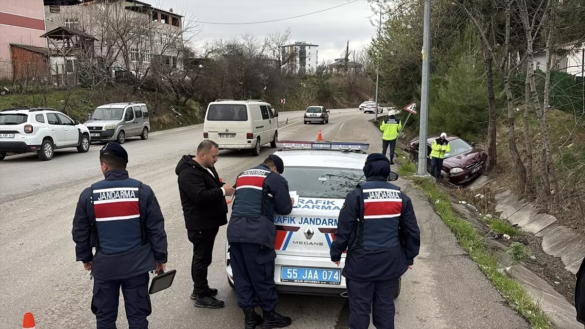 Samsun İlkadım’da Araç Yoldan Çıktı, Sürücü Hafif Yaralandı