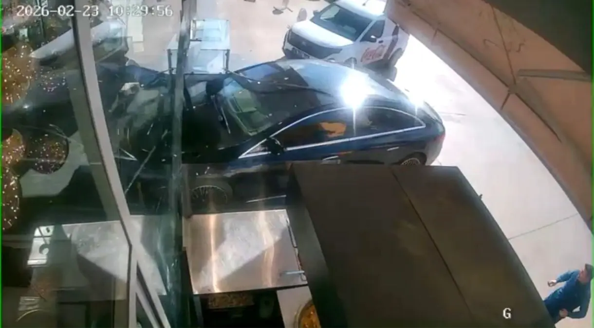 Ankara’da Sürüş Kontrolünü Kaybeden Araç Pastane İçine Girdi