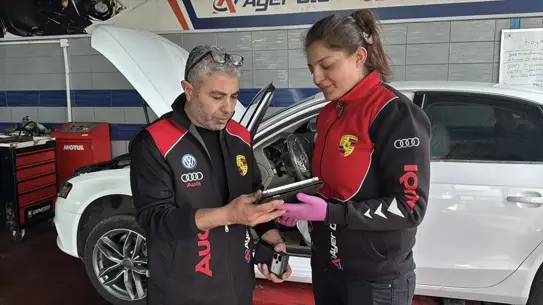 Hatice Kartal'ın atölyesinde çalışan kadın teknisyenler