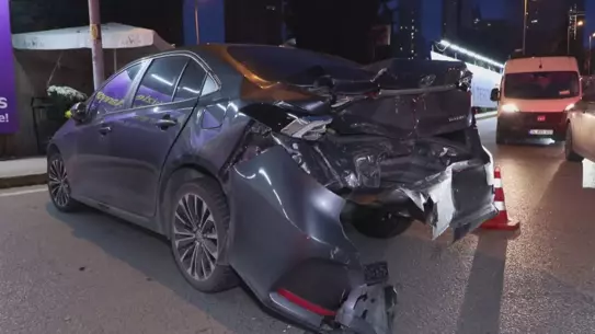 Ataşehir'de Zincirleme Trafik Kazası: Baygın Sürücü 5 Aracı ve Motokuryeyi Çarptı