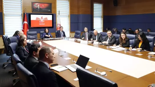 Komisyon üyeleri toplantı sırasında