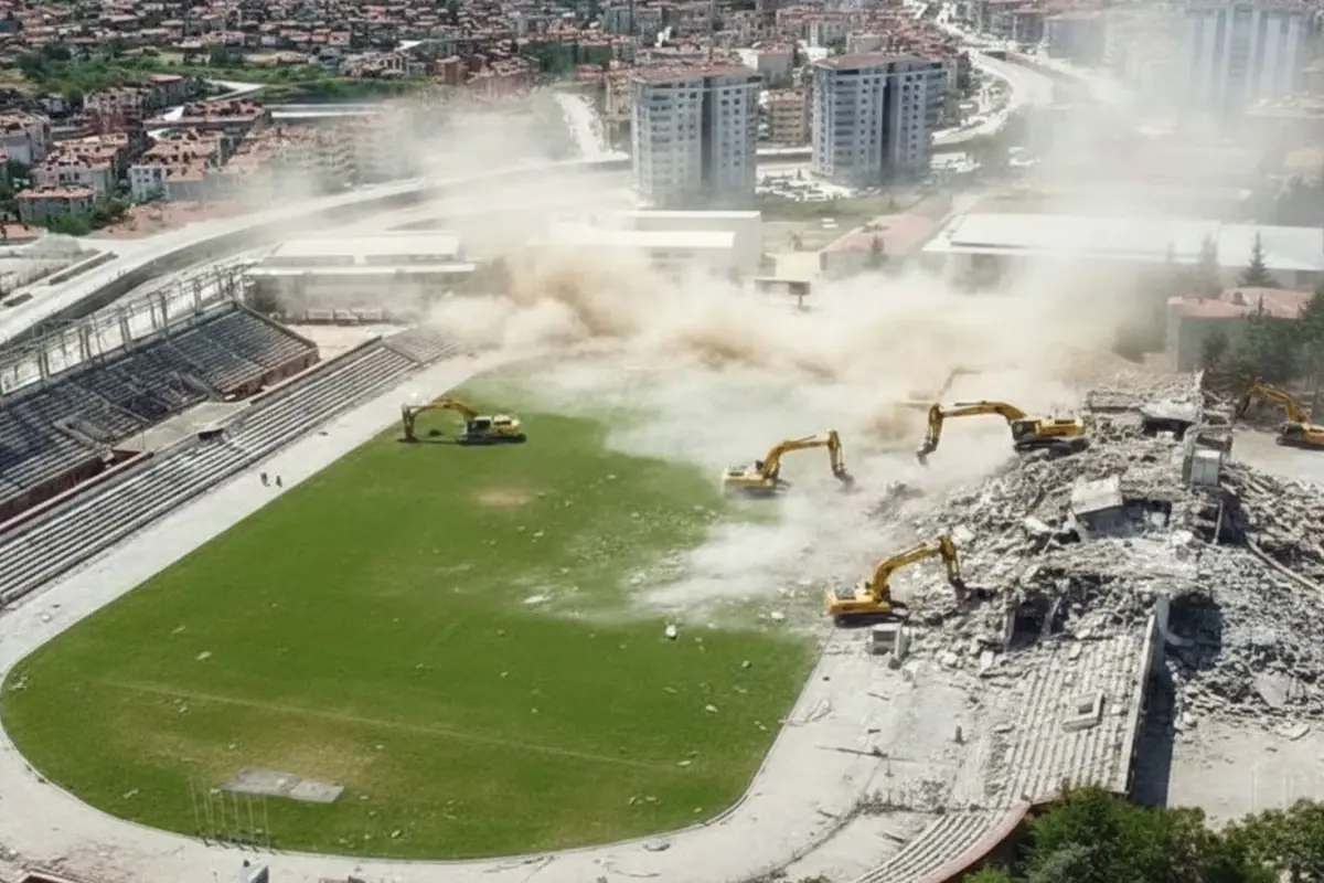 Tokat’ta 41 Yıllık Gaziosmanpaşa Stadyumu Deprem Güvenliği Nedeniyle Yıkıma Başlandı